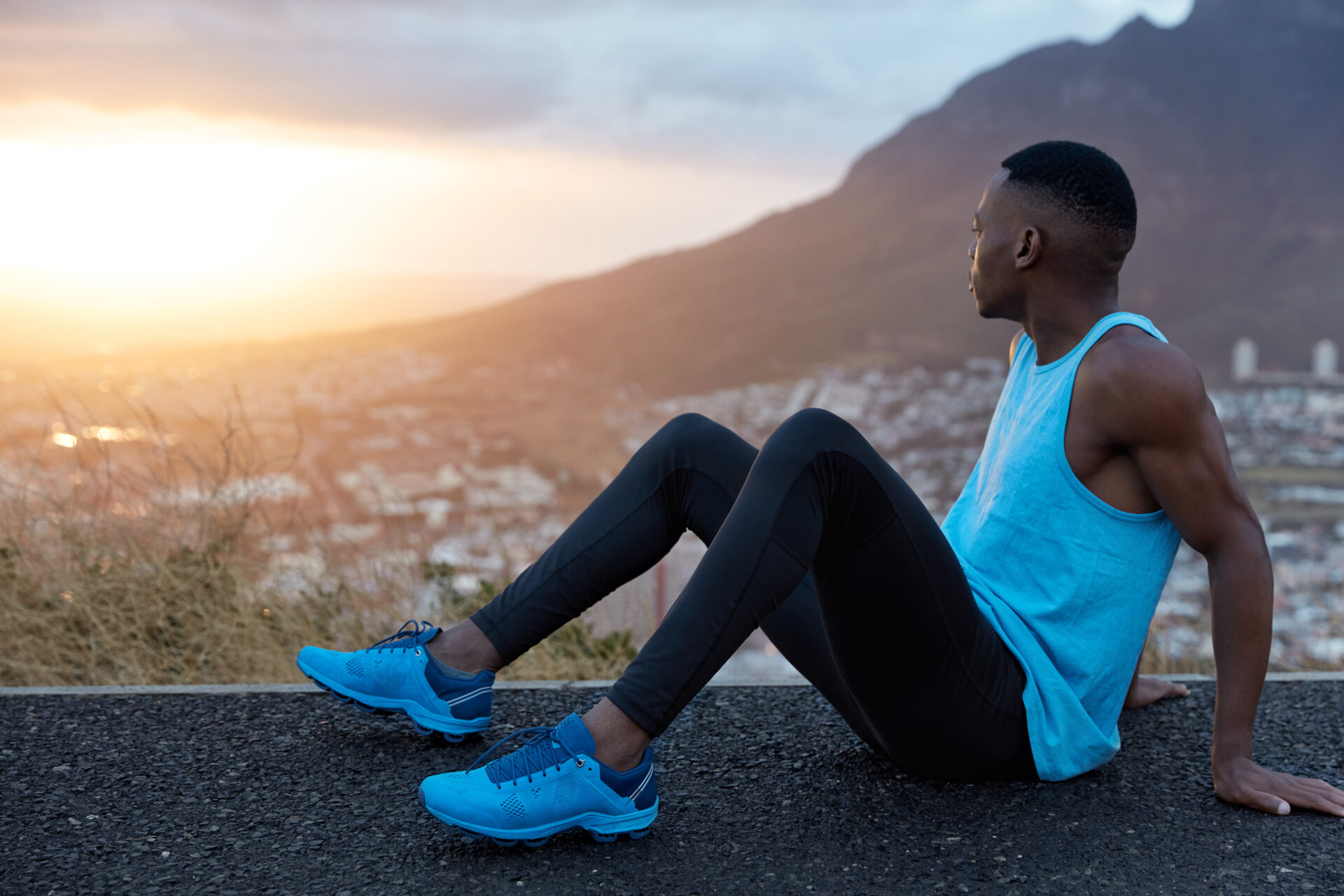 Un coureur assis regardant au loin