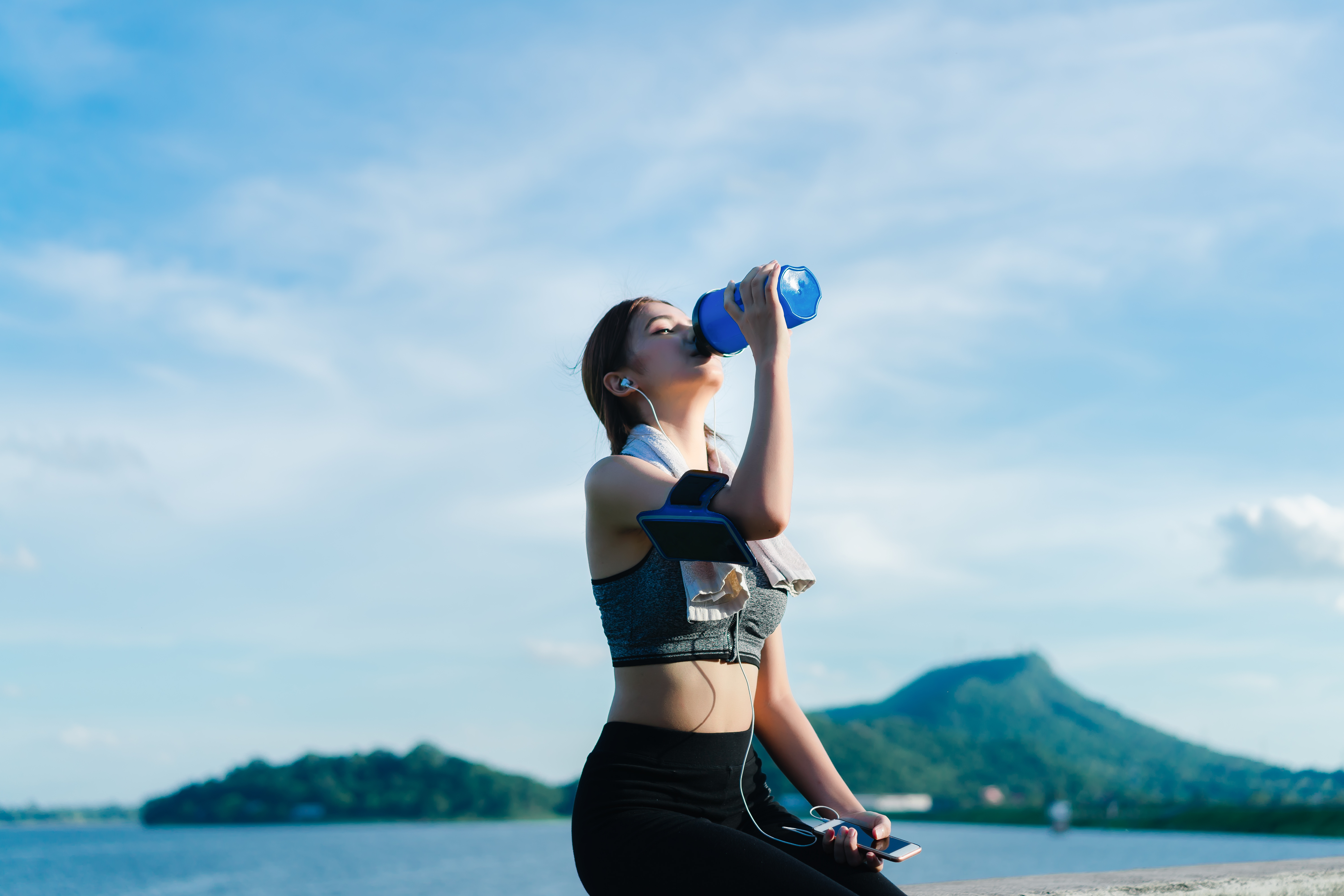 Une femme buvant de l'eau après l'effort