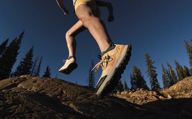 Un athlète en train de courir avec une paire de chaussure de trail Altra