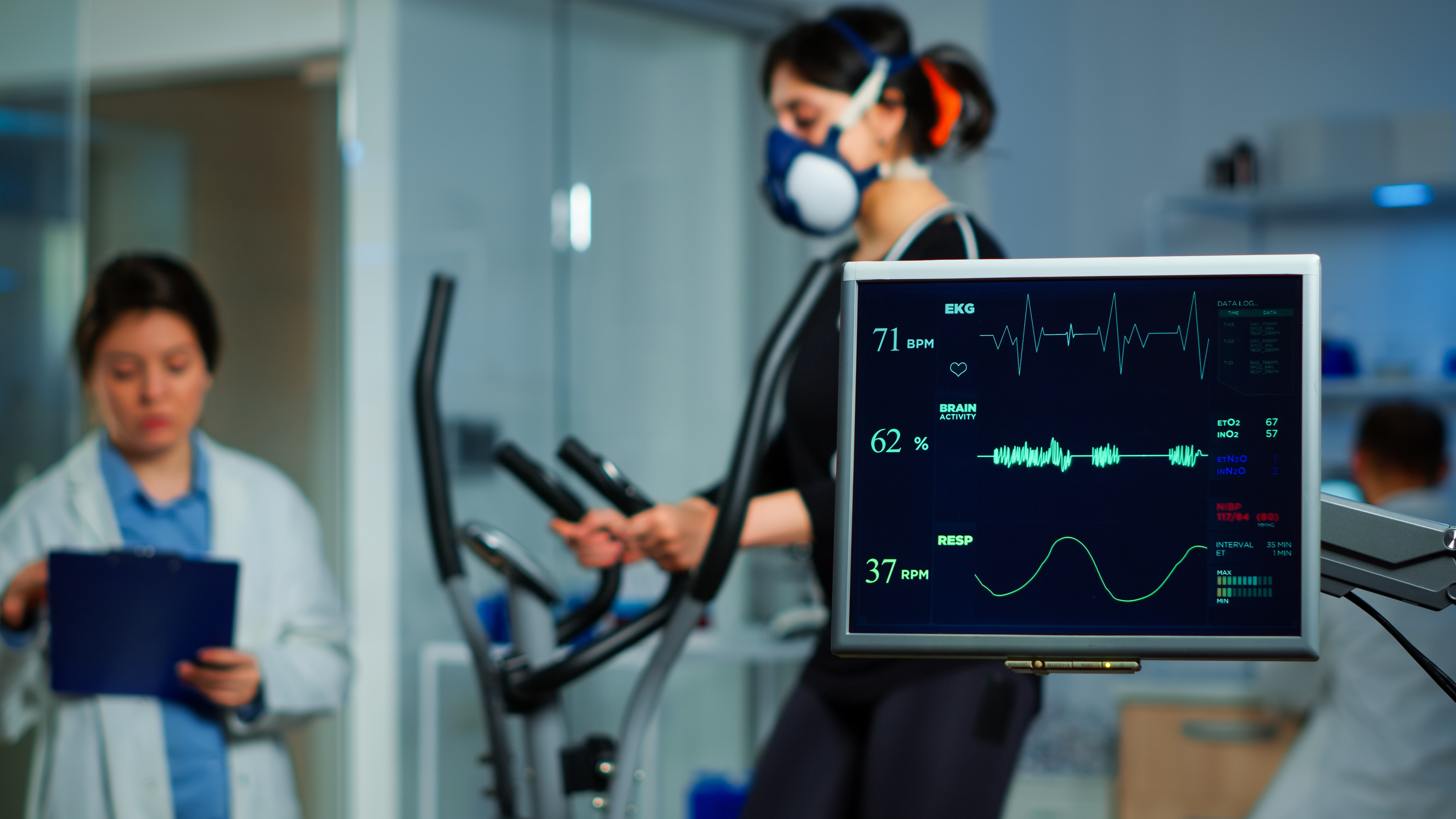 Un athlète en train de mesurer sa fréquence cardiaque dans un laboratoire